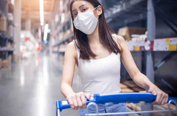 Coronavirus Covid Salgını Sırasında Tıbbi Maskeli Genç Bir Kadın Depoda — Stok fotoğraf