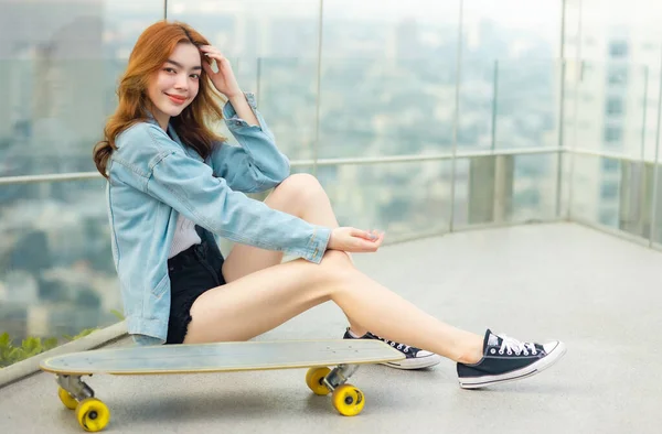 Asiatiche Giovani Donne Surf Skate Skates Board All Aperto Bella — Foto Stock