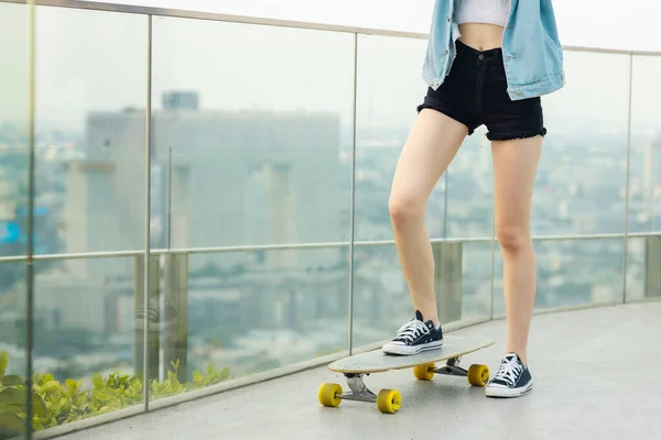 Asiatiche Giovani Donne Surf Skate Skates Board All Aperto Bella — Foto Stock