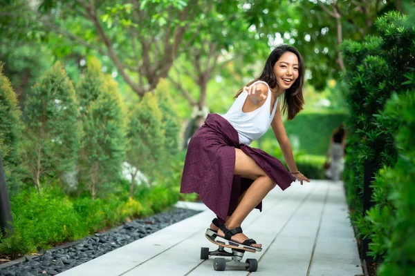 Asyalı Genç Kadınlar Güzel Bir Yaz Gününde Kaykay Paten Kayar — Stok fotoğraf
