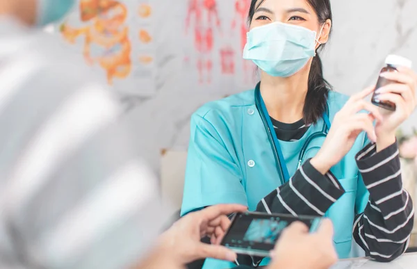 Tıp Sağlık Hizmetleri Kavramı Asyalı Kadın Doktor Hastanede Hasta Bakımı — Stok fotoğraf