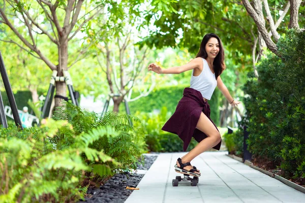 Asyalı Genç Kadınlar Güzel Bir Yaz Gününde Kaykay Paten Kayar — Stok fotoğraf