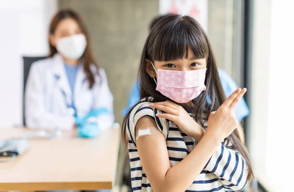 Eldiven Takan Karantina Maskesi Takan Genç Asyalı Doktor Hastanedeki Çocuk — Stok fotoğraf