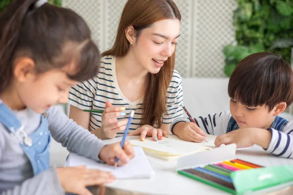 Felice Famiglia Amorevole Bella Giovane Madre Leggendo Libro Disegno Figlia — Foto Stock