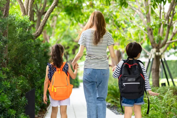 Ouder Leerling Van Lagere School Gaan Hand Hand Vrouw Kinderen — Stockfoto