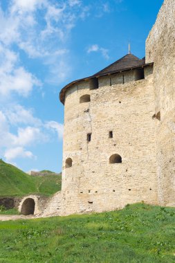 Mavi gökyüzünde Kamenetz-Podolsk Ukrayna bir arka plan üzerinde kale