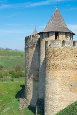 Mavi gökyüzünde Kamenetz-Podolsk Ukrayna bir arka plan üzerinde kale