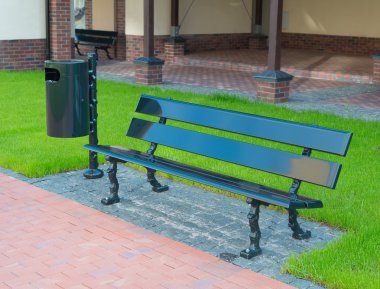 Beyaz ahşap kapılar ile kırmızı klinker tuğla duvar yapılmış. Çıkış. Ukrayna.