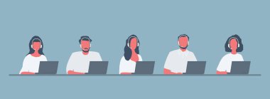 Çağrı merkezi çalışanlarının internet afişi. Masada mavi arka planda oturan kulaklıklı genç erkek ve kadınlar. İnsanların simgeleri. Düz stil. Vektör illüstrasyonu