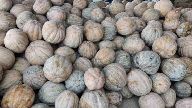 İslamabad sebze pazarında satılığa çıkarılmış farklı boyutlarda balkabakları yerel hasat ve kırsal tarım yaşamını gösteriyor.