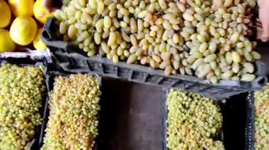 Pakistan 'da sebze pazarında, tarım ticareti ve yerel üretimin vurgulandığı sepete yerleştirilmiş taze üzümler, 19 Ekim 2025 İslamabad Pakistan