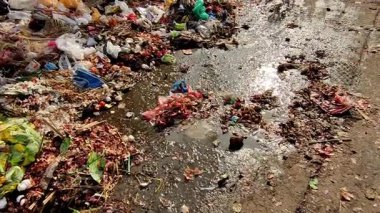 Pakistan 'da sebze yaprakları ve kirli suyla dolu atık yığınları hijyen ve sağlık sorunlarını vurgulayan sebze pazarı, 19 Ekim 2025