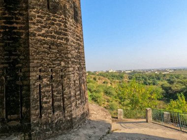 Antik taş duvar ve Pakistan miras alanındaki Sangni Kalesi yolu.