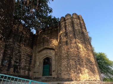 Sangni Kalesi 'nin tarihi manzarasında Babür döneminin mimarisi antik taş tasarımı ve Pakistan' ın kültürel mirası sergileniyor.