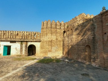 Sangni Kalesi 'nin iç manzarası savunma duvarlarını ve Babür mirasını ve eski gücü temsil eden kuleleri gösteriyor.