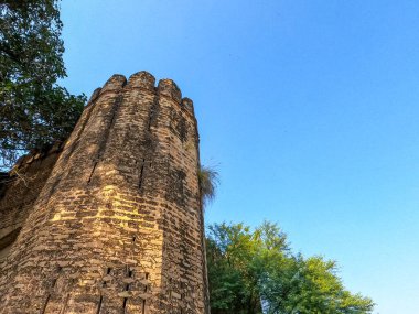 Sangni Kalesi 'nin eski tuğla duvarı Babür işçiliğini, mimari ayrıntıları ve tarihin geçişini sembolize ediyor.
