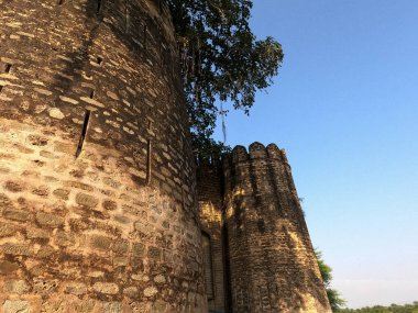 Sangni Kalesi Babür Duvarı antik mimarinin gücünü gösteriyor.
