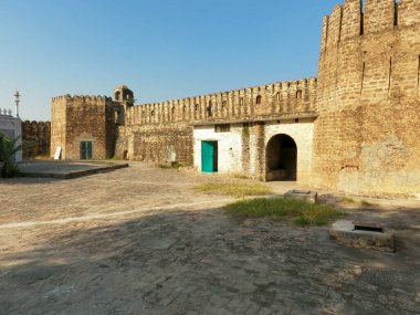 Sangni Kalesi 'nin iç manzarası, Babür döneminin savunma mimarisi ve mirasını yansıtan taş duvarlar ve dairesel kaleler.