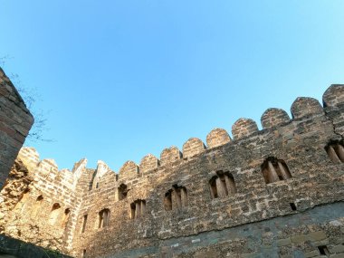 Sangni Kalesi güneş ışığı altındaki antik duvar Babür mirasını gösteriyor.