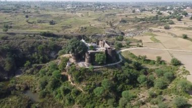 Tarihsel Sangni Kalesi, hava aracı görüntüsünde köyün yakınında görüldü.