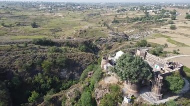 Drone Punjab kırsalındaki orman ve gölet arasında Sangni Kalesini ele geçirdi