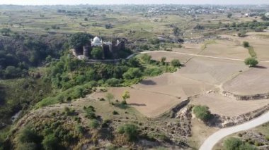 Sangni Kalesi ormanın ve köyün yakınında virajlı giriş yolu var.