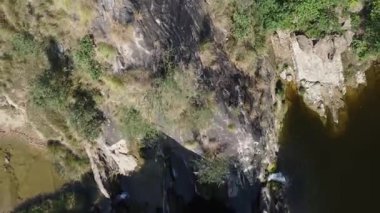 Engebeli vadide akan dağ pınarının havadan görünüşü