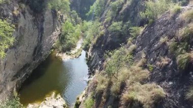 İnsansız hava aracı, doğal tepe arazisindeki akarsuyu ve su yollarını yakalar.