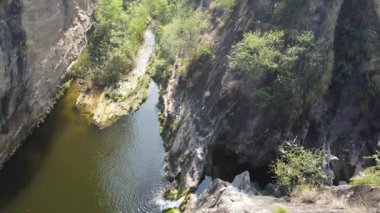 Tepelerdeki su kanallarının ve akan akarsuların havadan görüntüsü