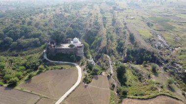 Sangni Kalesi 'nin orman zemininde insansız hava aracı görünüyor.