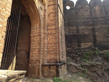 Rohtas Kalesi 'nin tarihi kapısı ve kemerli girişi Babür savunma tasarımını temsil ediyor.