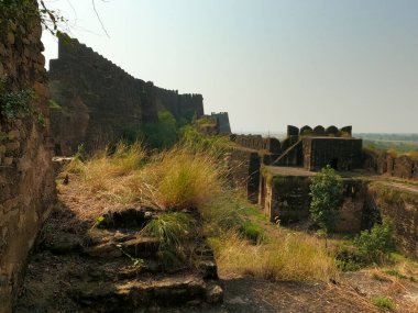 Rohtas Kalesi 'nin yüksek savunma duvarlarıyla Langar Khani Kapısı