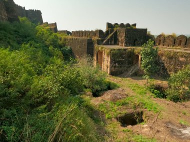 Rohtas kalesinde tarihi kuyusu olan Langar Khani Kapısı manzarası