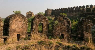 Rohtas Kalesi 'nin tepesindeki taş kemerlerle nöbet tutun.