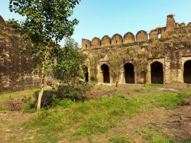 Tarihi kemerlerin ve Rohtas Kalesi miras alanının görüntüsü