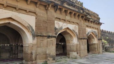 Rohtas Kalesi 'ndeki tarihi Badshahi Camii manzarası