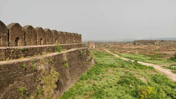 Rohtas Kalesi 'nin duvarlarında kemerli savaş manzarası