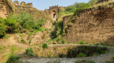 Rohtas Kalesi Badshahi Kapısı antik su kuyusuyla
