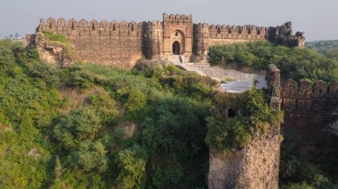 Rohtas Kalesi insansız hava aracı panoraması Kabli ve Badshahi Kapılarını kale duvarlarıyla gösteriyor.