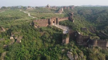 Panoramik manzara, Rohtas Kalesi Badshahi Kapısı 'nı gösteriyor. Uzaktaki antik kalıntılar görülebiliyor.