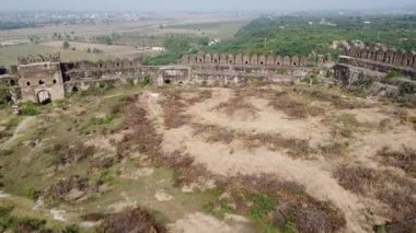 Rohtas Kalesi 'nin içinden hava görüntüsü Talaqi Kapısı ve akan Jhelum Nehri' ni gösteriyor, Dina Pakistan 26 Ekim 2025