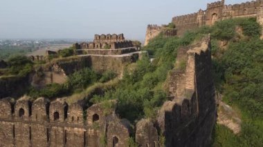 Rohtas Kalesi 'nin geniş hava manzarası uzun taş duvarları ve antik Babür mimarisini vurguluyor.