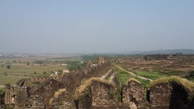 Rohtas Kalesi 'nin Langar Khani Kapısı üzerinde uçan İHA kalın taş duvarlar ve dramatik miras manzarası gösteriyor.