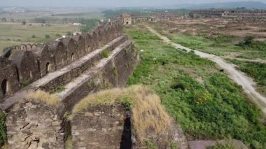 Antik Rohtas Kalesi 'nin insansız hava aracı görüntüsü taş kemerler ve eski mirasın devasa savunma duvarlarını gösteriyor, Jehlum Pakistan 26 Ekim 2025