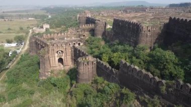 Rohtas Kalesi 'nin Langar Khani Kapısı' nı ve antik çağlardan kalma devasa taş duvarları gösteren hava sahnesi.