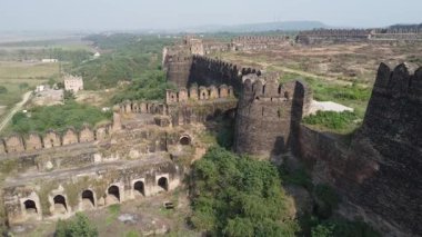 Talaqi Kapısı 'nı ve Rohtas Kalesi' nin içindeki antik kuyuyu gösteren hava görüntüsü miras mimarisi ve tarihi gösteriyor.