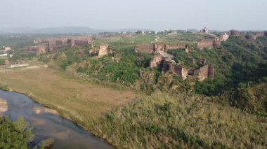 Şer Şah Suri döneminde inşa edilmiş tarihi Rohtas Kalesi 'nin yanında akan Jhelum Nehri' nin güzel manzarası.