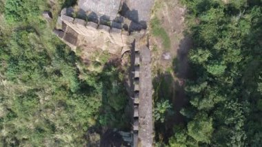 Kamera hareketi, Şer Şah Suri savunma tasarımında yapılmış Rohtas Kalesi 'nin antik taş duvarını yakalıyor.