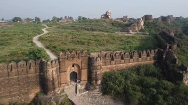 İHA geri uçarken Rohtas 'ın Baadshahi Kapısı' nı ele geçirdi. Antik Babür taş mimarisini ön plana çıkardı.