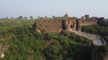 Rohtas Kalesi Badshahi Kapısı 'nı ve Babür döneminin taş mimarisini gösteren hava aracı görüntüsü.